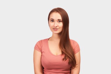 Kadın sakin bir ifadeyle, doğal bir güzellikle bakıyor.