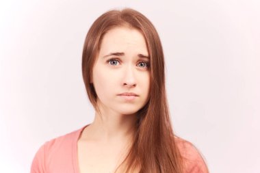 Dişi kıvrımlı dudaklar hoşnutsuz görünüyor.