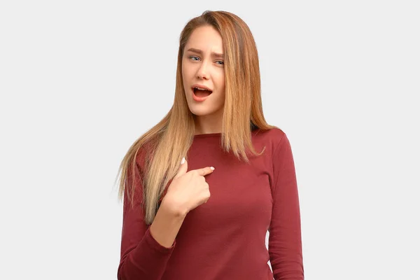 Kvinna rynkor panna peka fingrar på bröstet — Stockfoto