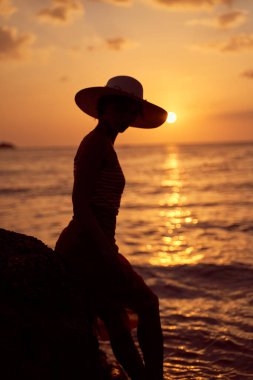 Genç, narin bir kadının karşıt silueti.