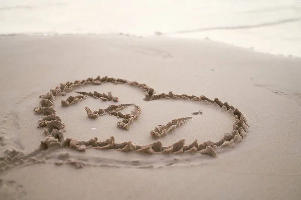 Drawing of heart on sand, waves of Andaman sea — стокове фото