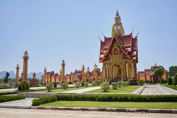 Destination touristique haut temple d'or en Thaïlande — Photo