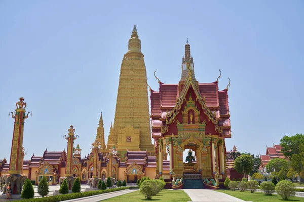 Destination touristique haut temple d'or en Thaïlande — Photo