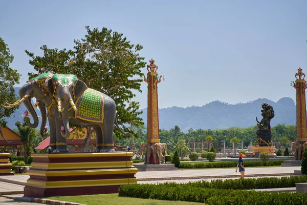 Destination touristique haut temple d'or en Thaïlande — Photo