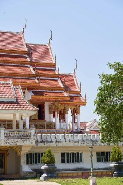 Destination touristique haut temple d'or en Thaïlande — Photo