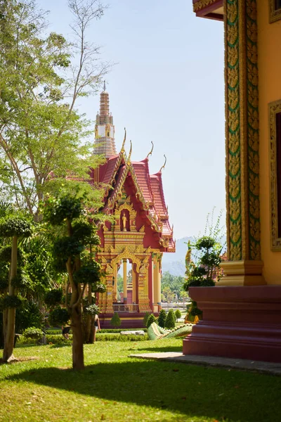 Destination touristique haut temple d'or en Thaïlande — Photo