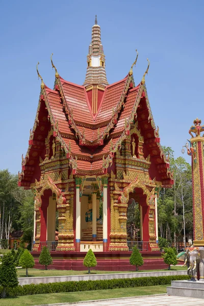 Destination touristique haut temple d'or en Thaïlande — Photo