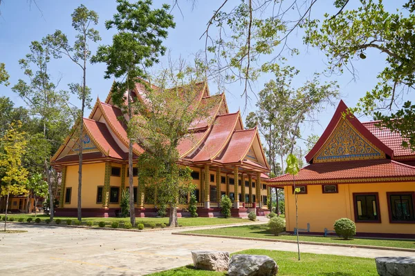 Destination touristique haut temple d'or en Thaïlande — Photo