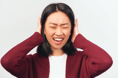 Korkunç kadın kulaklarını avuç içiyle tıkar, gözlerini kapatır.