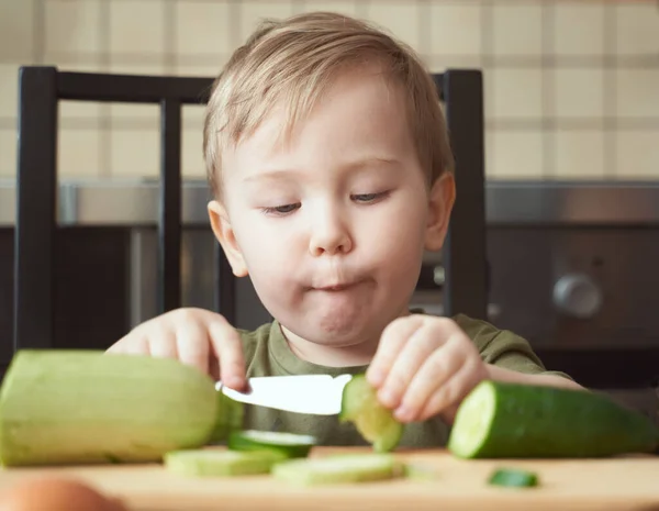 Independiente rubio chico cortes pepino en madera Junta — Foto de Stock