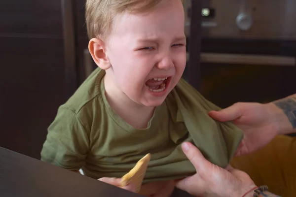 Pequeño niño se rompe amargamente en lágrimas, caprichoso —  Fotos de Stock