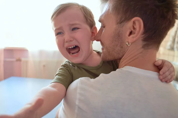 Pequeño niño se rompe amargamente en lágrimas, caprichoso — Foto de Stock