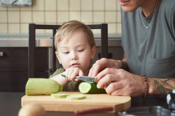 Independiente rubio chico cortes pepino en madera Junta — Foto de Stock