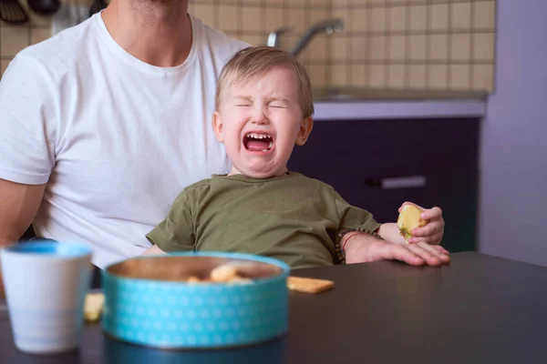 Pequeño niño se rompe amargamente en lágrimas, caprichoso — Foto de Stock