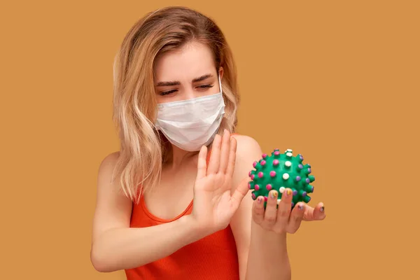 La donna indossa una maschera bianca protettiva contro il virus — Foto Stock