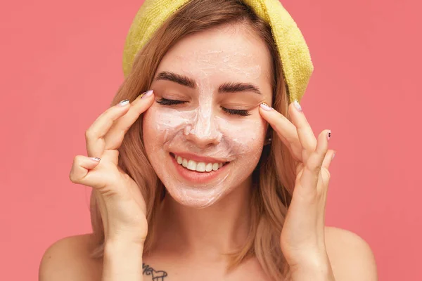 Positives Mädchen schließt Augen Vergnügen berührt Schläfen — Stockfoto