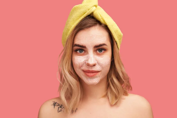 Дівчина з приємною посмішкою кладе натуральну маску на обличчя — стокове фото
