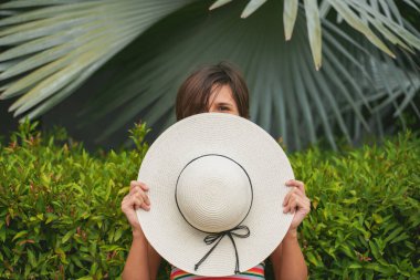 Beyaz Panama şapkalı güzel bir kadın.