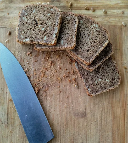 Szeletelt Kenyér Egy Falemezen Késsel — Stock Fotó