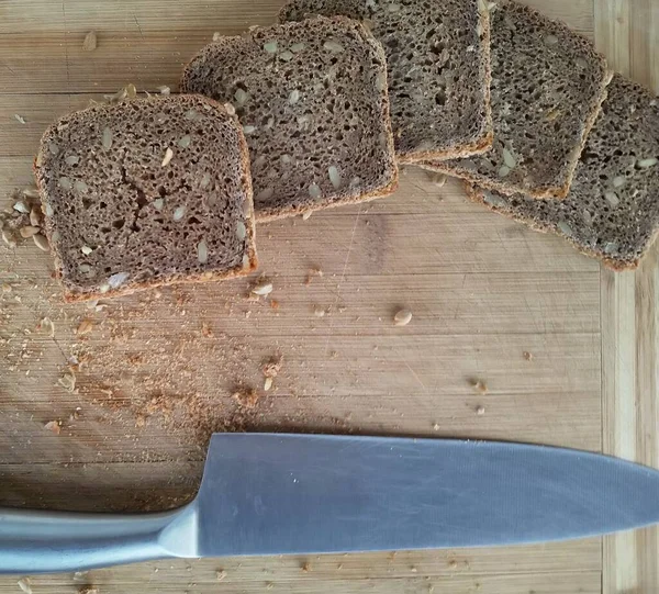 Krájený Chléb Dřevěné Desce Nožem — Stock fotografie
