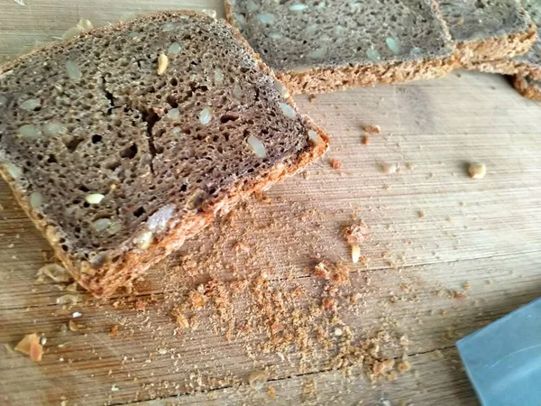 Krájený Chléb Dřevěné Desce Nožem — Stock fotografie