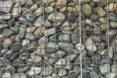 Yazıtlar ve demir ızgara taşlarla