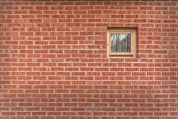 Pared de ladrillo con una pequeña ventana — Foto de Stock