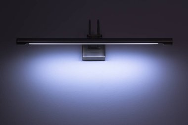 bir duvara kurulan ışıklı aydınlatma