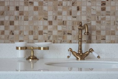 Mikser ve gözlük için banyo lavabo