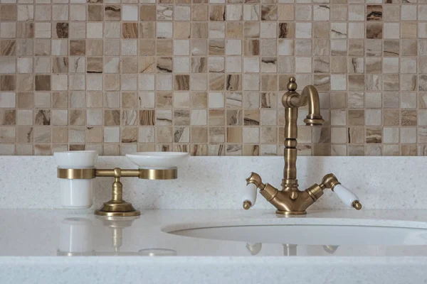 Mikser ve gözlük için banyo lavabo