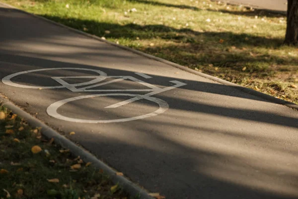 Beyaz bisiklet yolu işaret Park