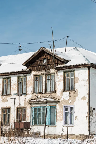 the old collapsing house