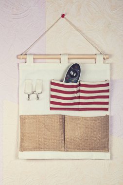 bir duvar paneli ile Organizatör