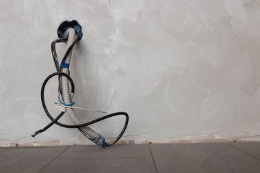 Tamir sırasında elektrik işi. Duvardaki elektrik kabloları.