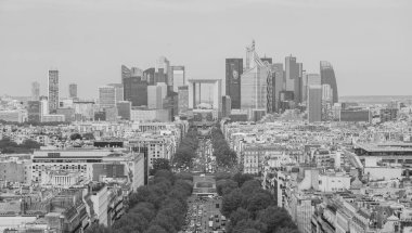 Bu Arc de Triomphe tepesinden alınan La Défense merkezleri siyah ve beyaz bir resmi vardır.