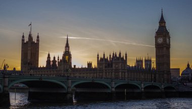 Gün batımında Westminster Sarayı