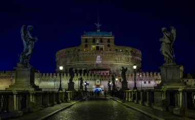 Muhteşem Sant'Angelo Kalesi tarafından gözden kaçan güzel Sant'Angelo Köprüsü.