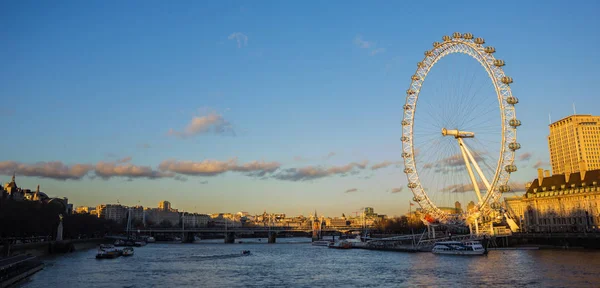 Londra ve Thames günbatımında ben