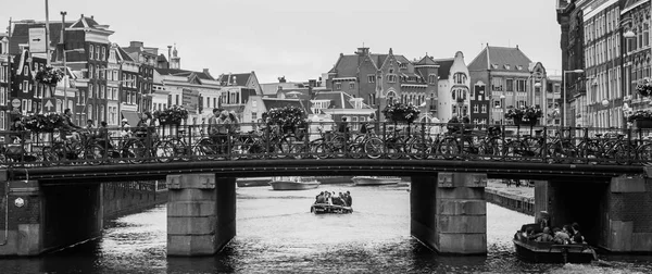 Amsterdam kanalları siyah ve beyaz ben — Stok fotoğraf