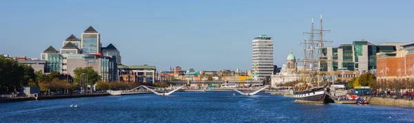 Dublin vid floden Panorama — Stockfoto