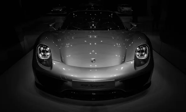 Şaşırtıcı Porsche 918 Spyder önü bir siyah beyaz resim.