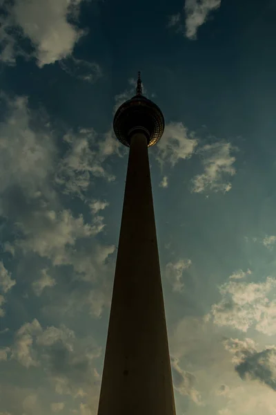 Μια Εικόνα Από Berliner Πύργος Fernsehturm Λαμβάνονται Κάτω Στο Ηλιοβασίλεμα — Φωτογραφία Αρχείου