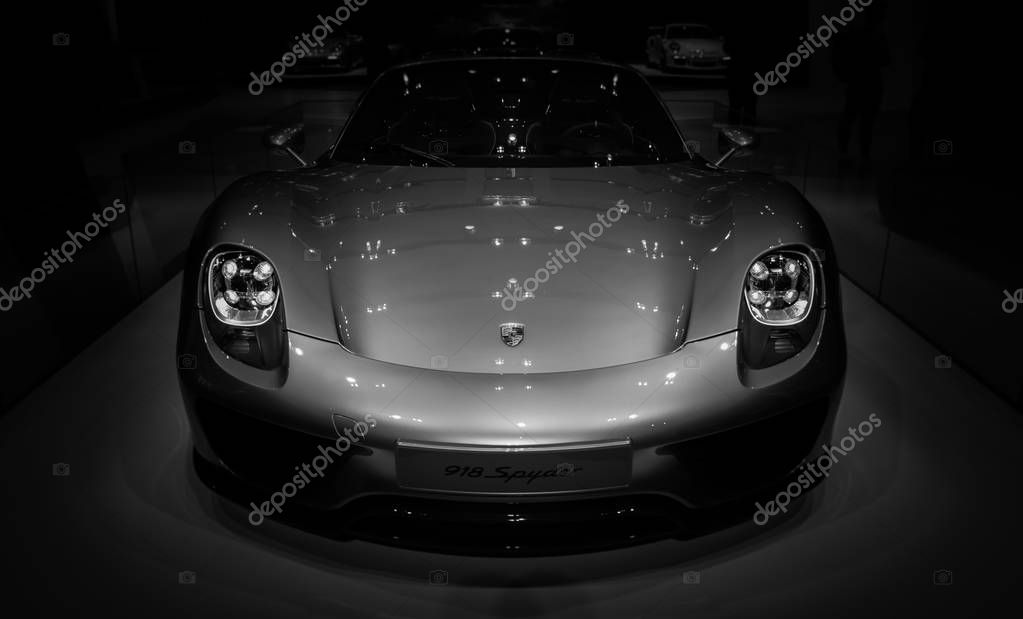 A black and white picture of the front of the amazing Porsche 918 Spyder.