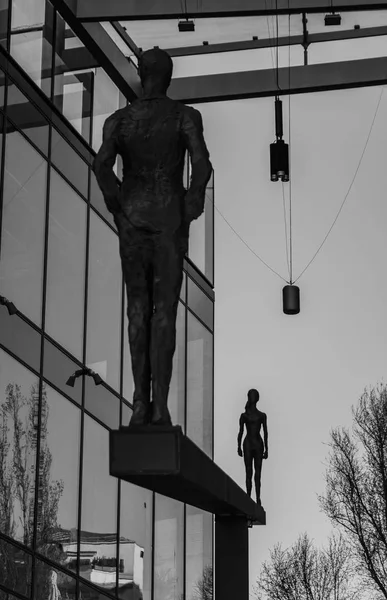 Menschliche Statue schwarz und weiß — Stockfoto