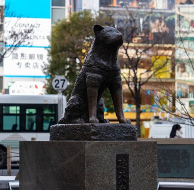 Shibuya 'daki Hachiko Anıt Heykeli' nin bir resmi.).