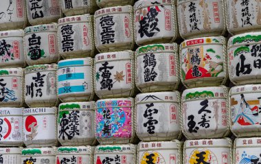 Meiji Jingu kompleksindeki sake fıçılarının resmi (Tokyo).