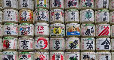 Meiji Jingu kompleksindeki sake fıçılarının resmi (Tokyo).
