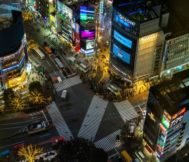Shibuya Geçidi 'nin bir resmi, yukarıdan gece görüldüğü gibi..