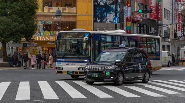 渋谷スクランブル交差点を通る車両の写真 — ストック写真