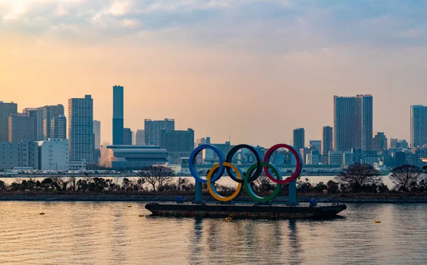 Una Foto Degli Anelli Olimpici Mostra Alla Baia Tokyo Tramonto — Foto Stock